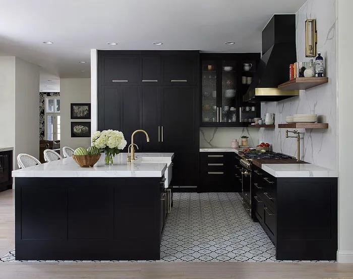 用瓷砖作为背景的黑色橱柜 厨房项目中,瓷砖的选择是一个重要的设计